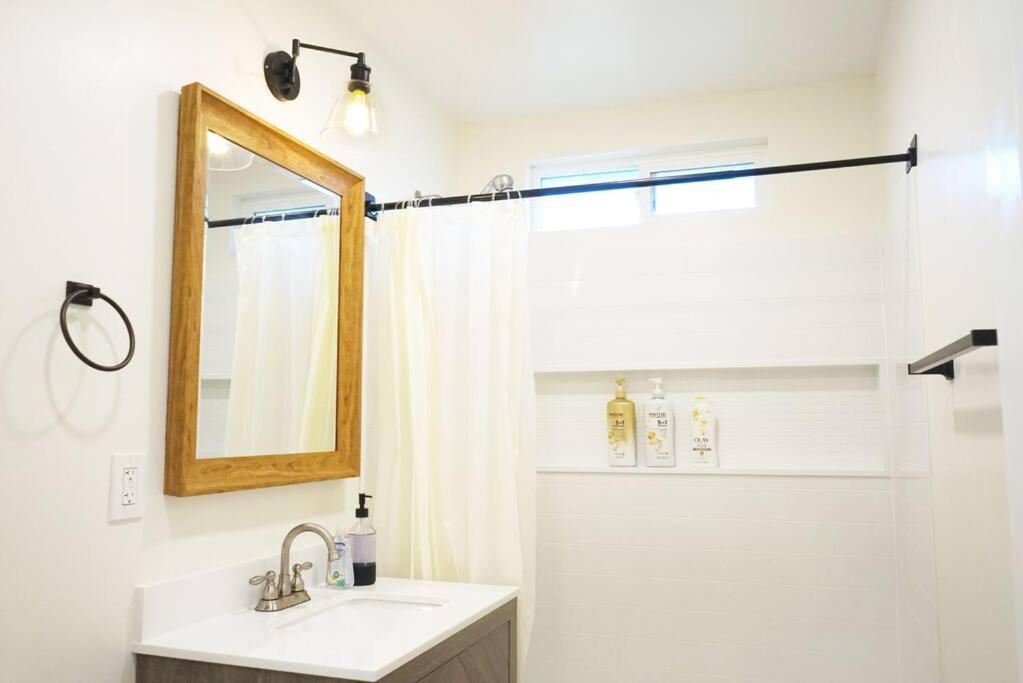 Spacious 3BR Modern Home in LA Perfect for Family - Property Image 32