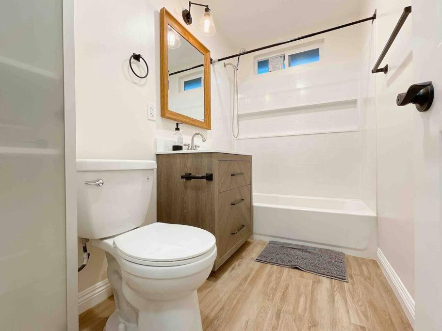 Spacious 3BR Modern Home in LA Perfect for Family - Property Image 35
