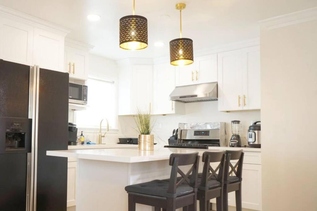 Spacious 3BR Modern Home in LA Perfect for Family - Property Image 37