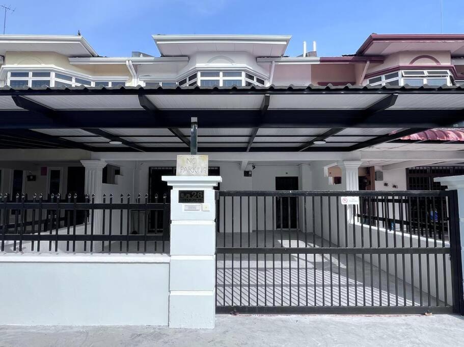 Cozy Homestay near Pantai & Aeon Big - 10pax by Ngio photo 1