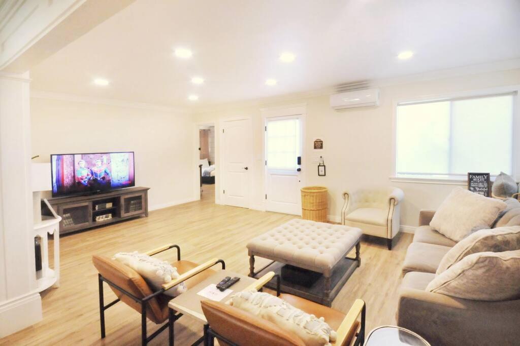 Spacious 3BR Modern Home in LA Perfect for Family - Property Image 43