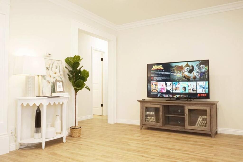 Spacious 3BR Modern Home in LA Perfect for Family - Property Image 14