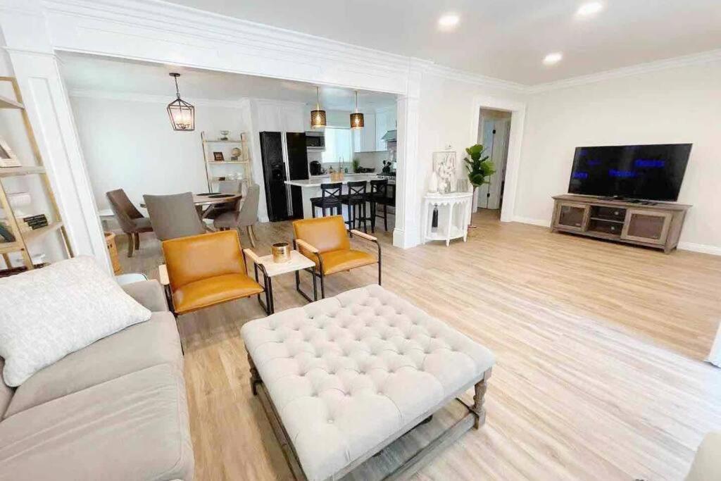 Spacious 3BR Modern Home in LA Perfect for Family - Property Image 13