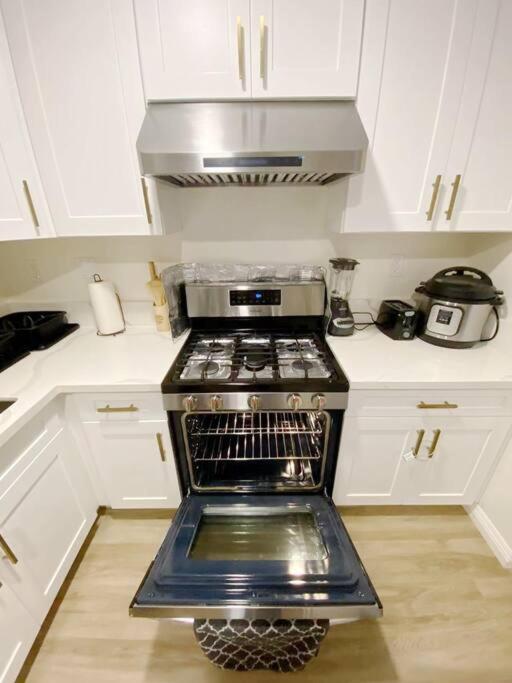 Spacious 3BR Modern Home in LA Perfect for Family - Property Image 16