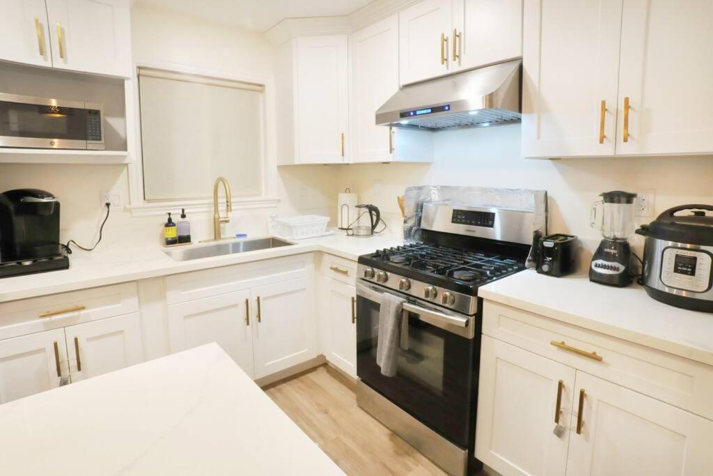 Spacious 3BR Modern Home in LA Perfect for Family - Property Image 24