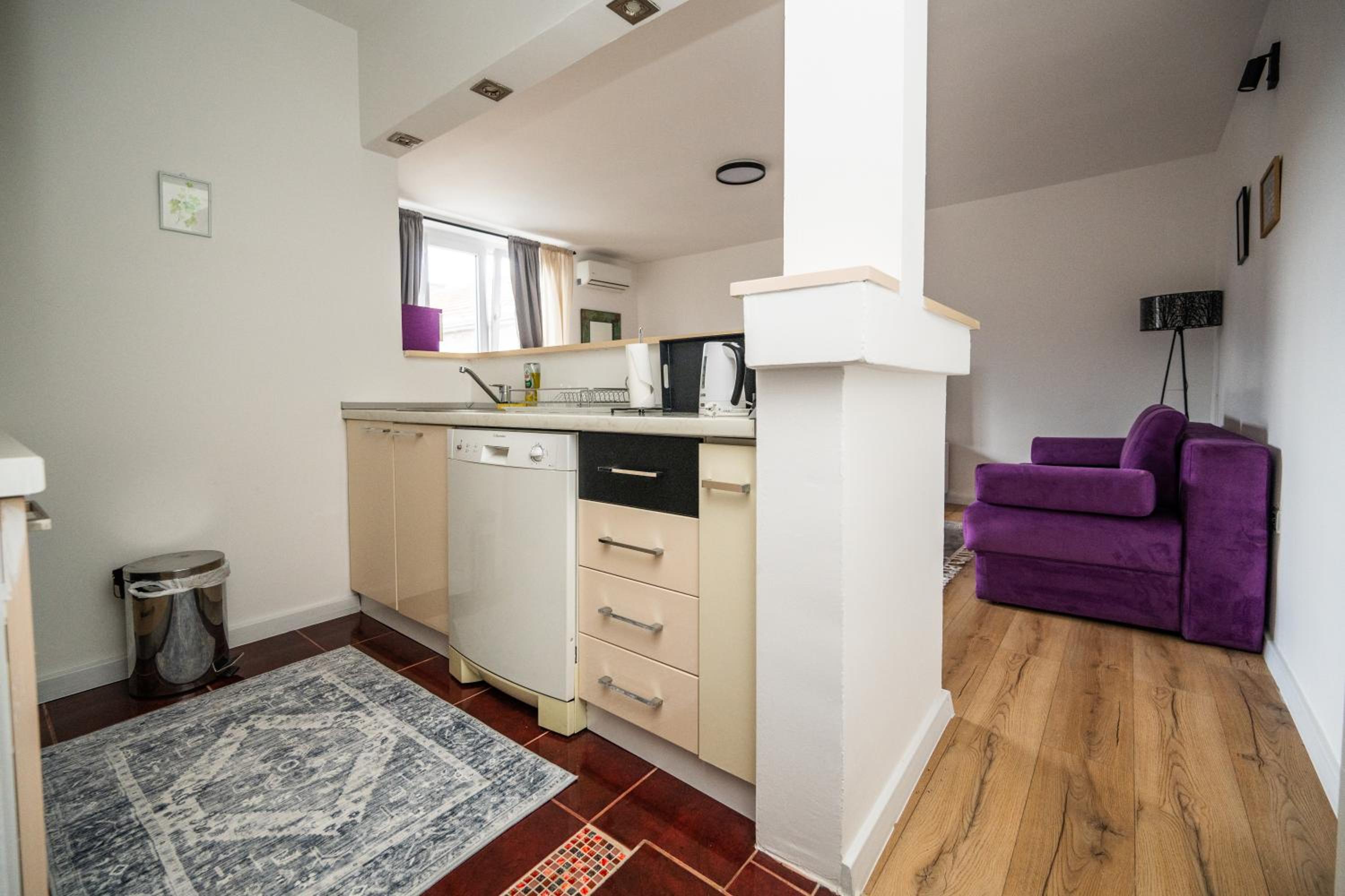 Bright and Colorful 1BDR Apartment in the City Center