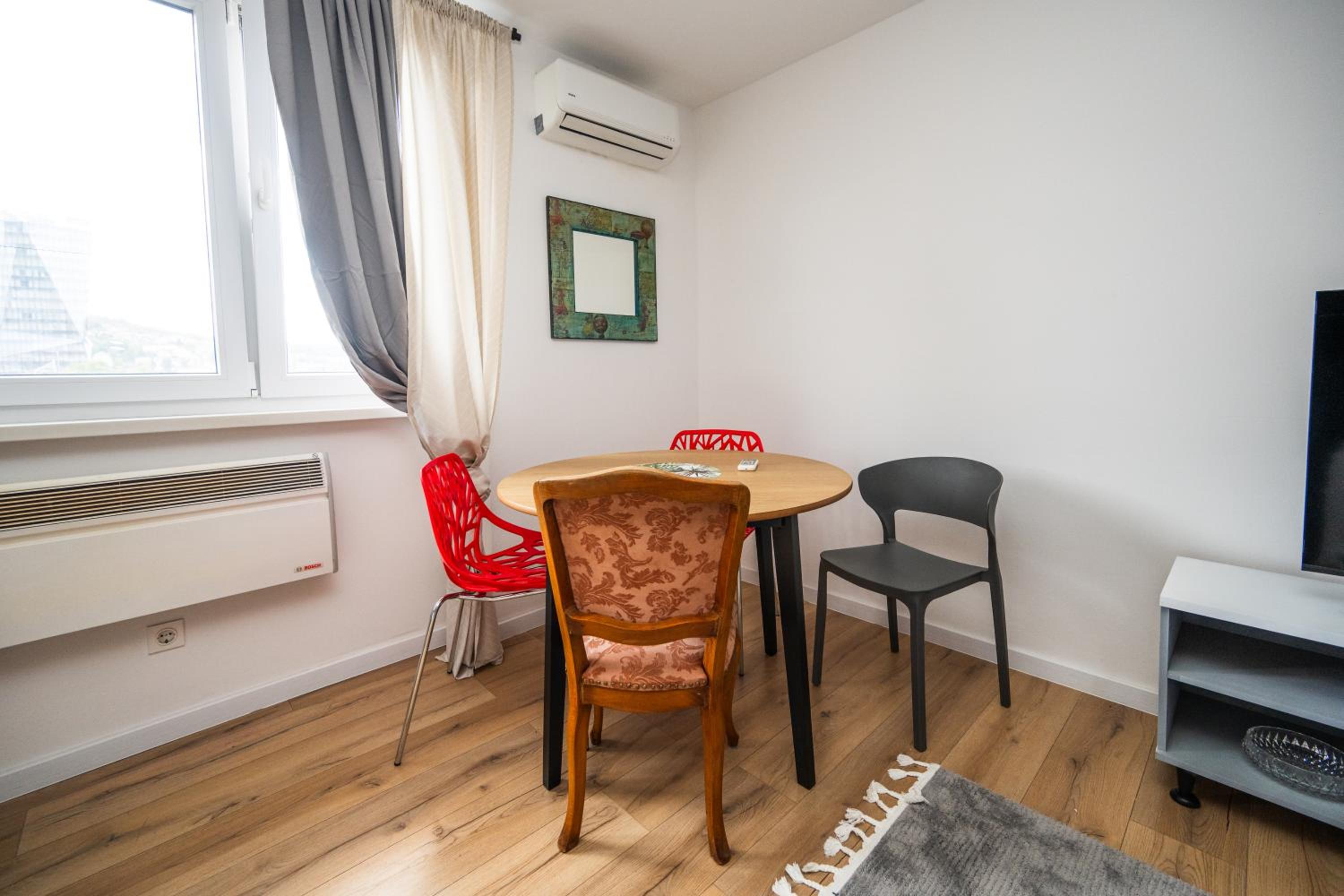 Bright and Colorful 1BDR Apartment in the City Center