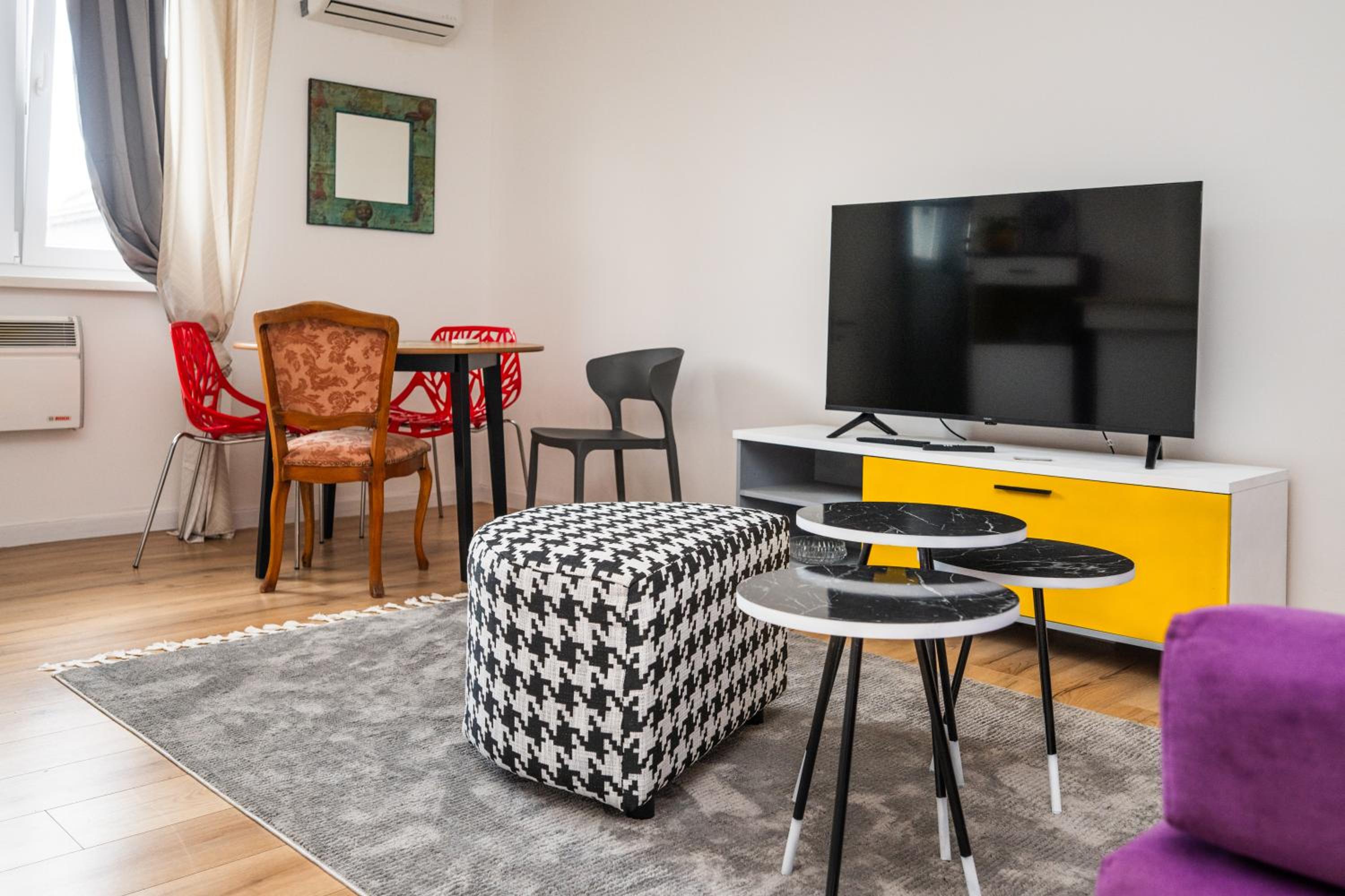 Bright and Colorful 1BDR Apartment in the City Center