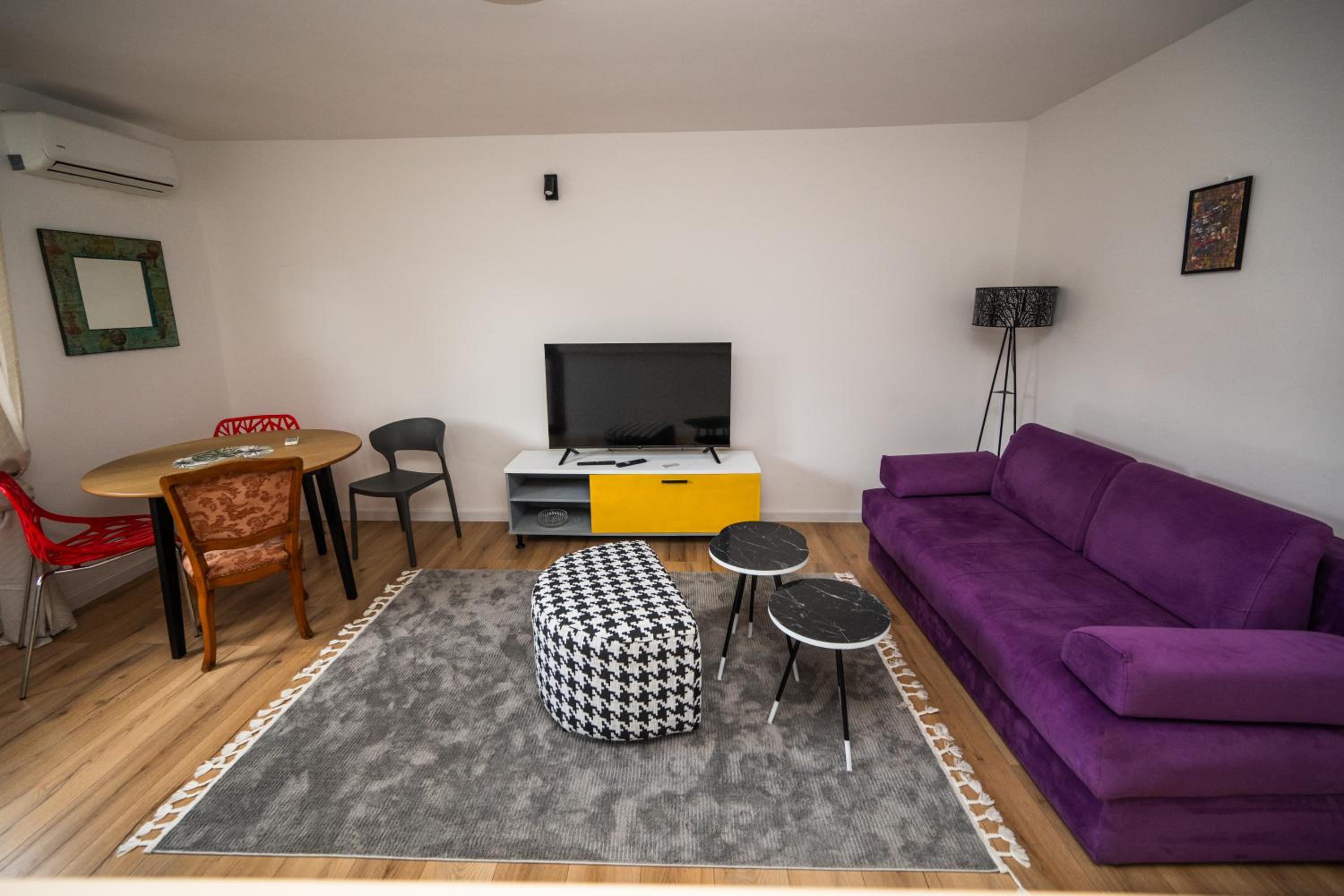 Bright and Colorful 1BDR Apartment in the City Center