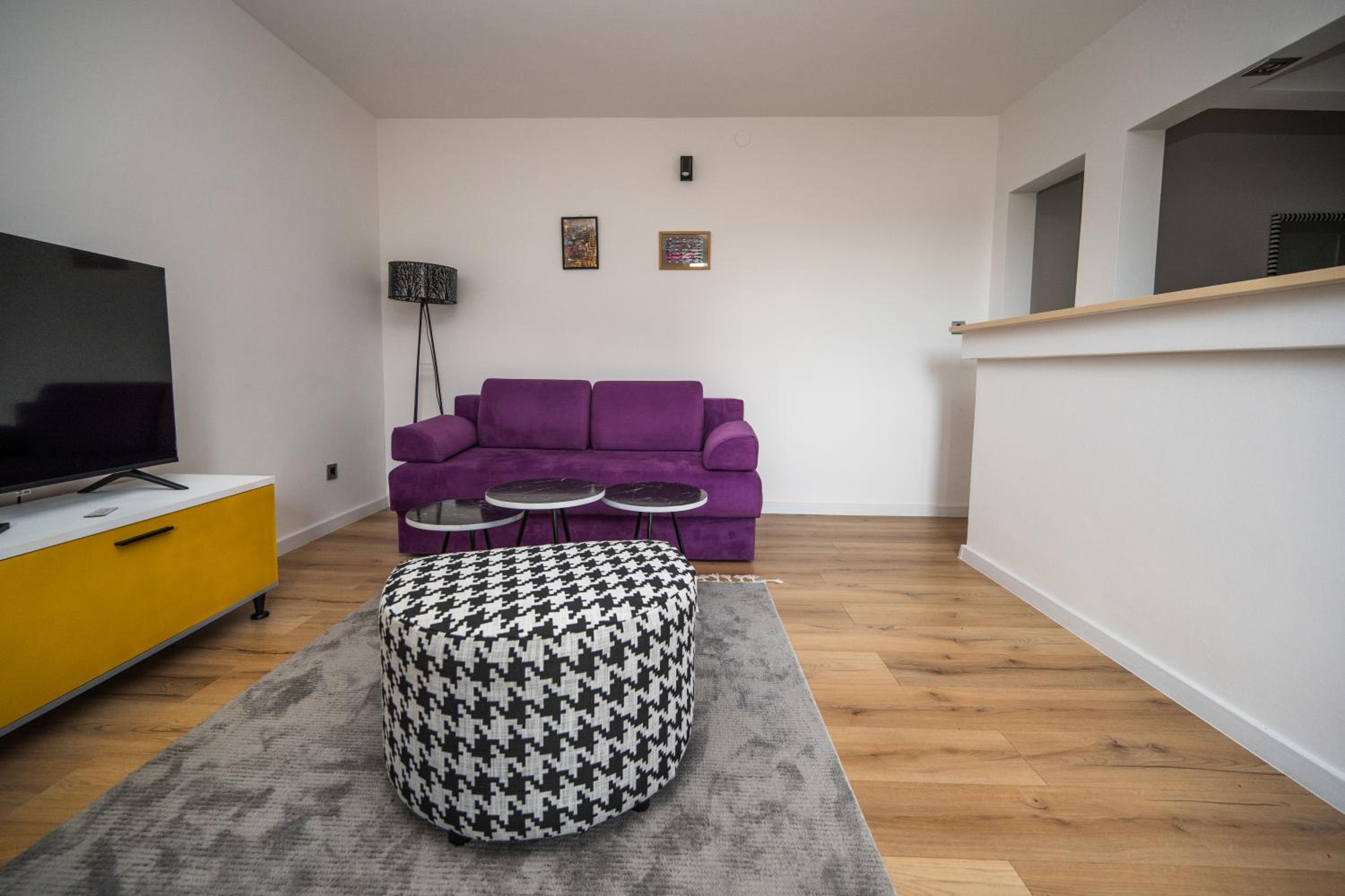 Bright and Colorful 1BDR Apartment in the City Center