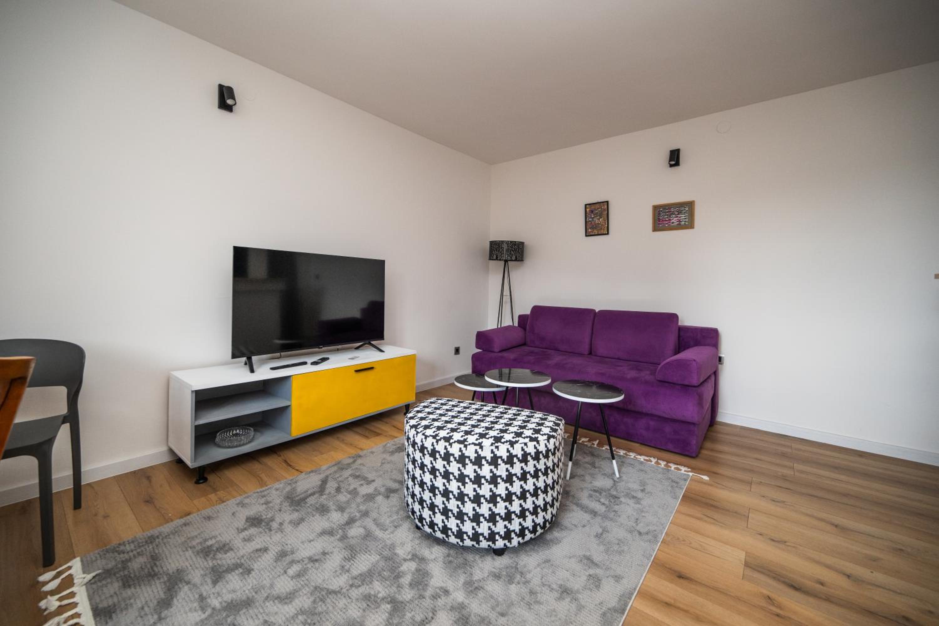 Bright and Colorful 1BDR Apartment in the City Center