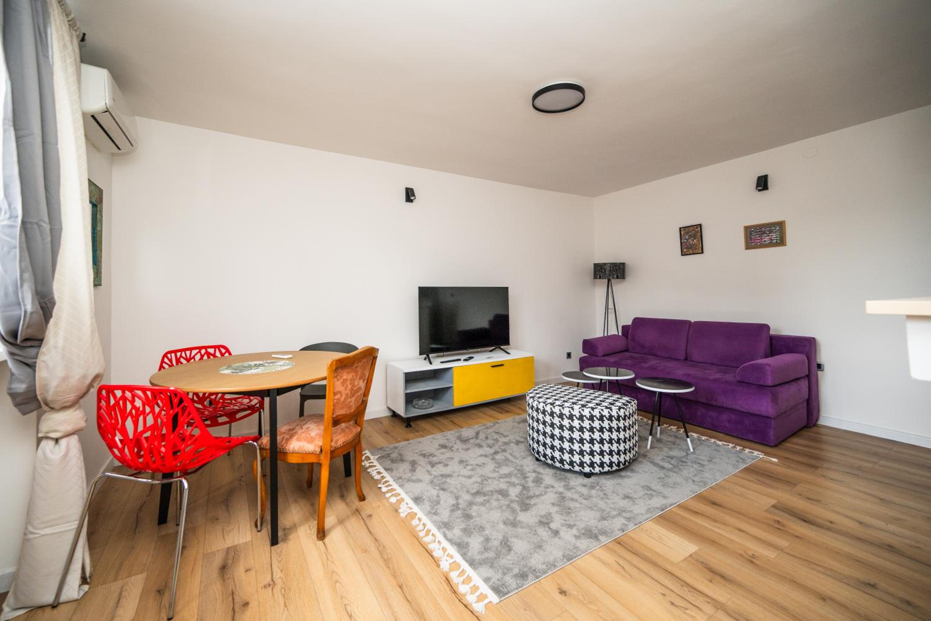 Bright and Colorful 1BDR Apartment in the City Center