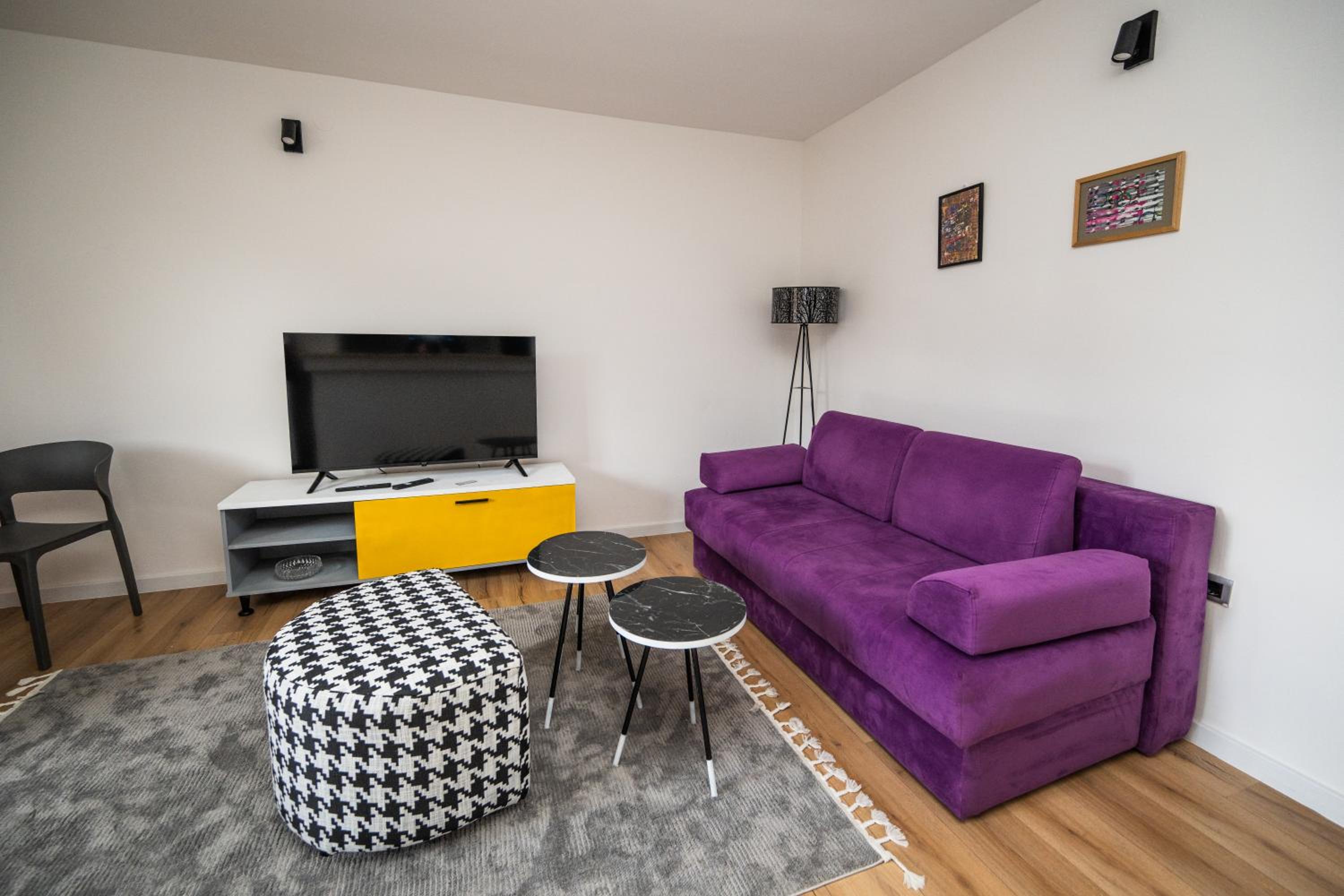 Bright and Colorful 1BDR Apartment in the City Center