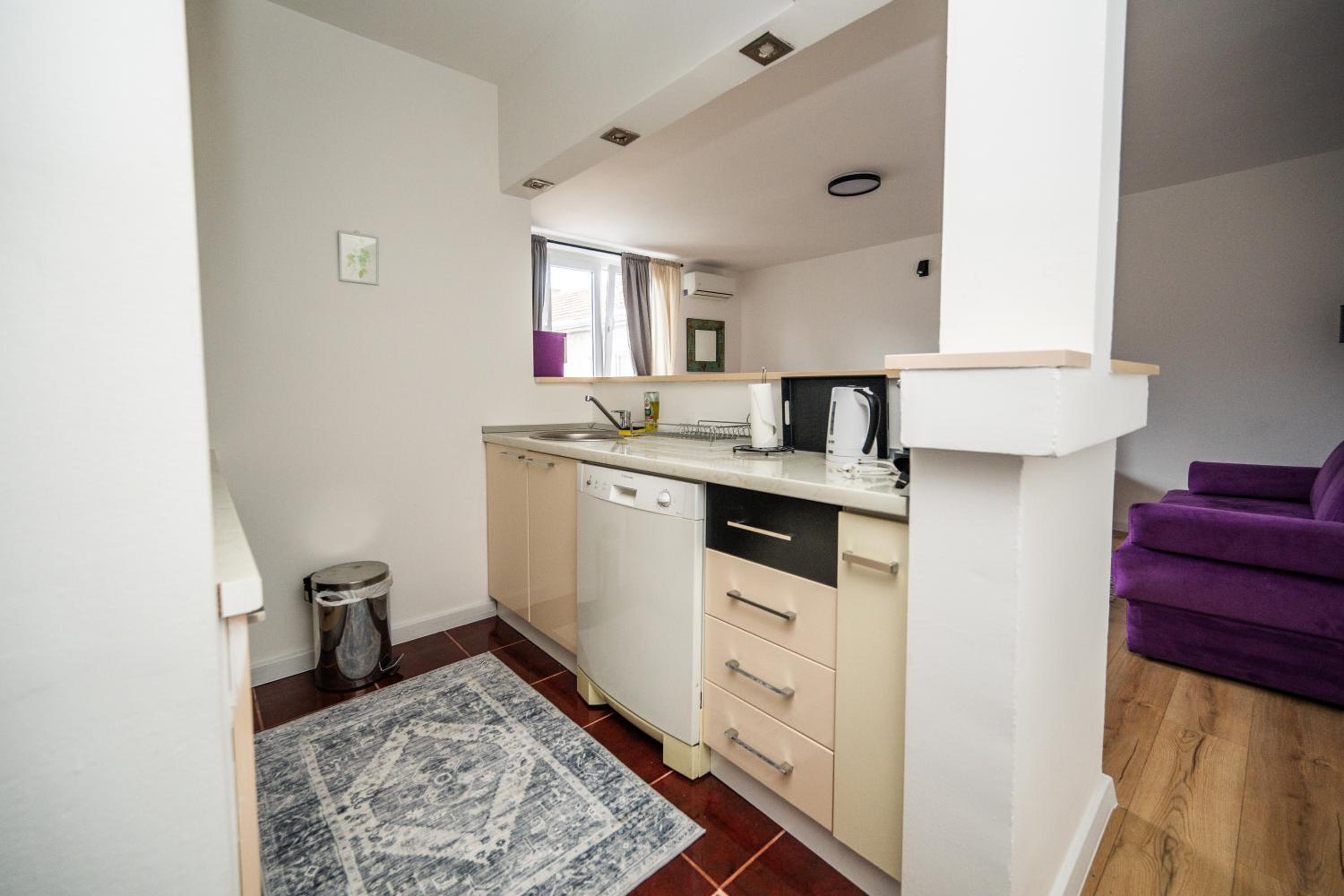 Bright and Colorful 1BDR Apartment in the City Center