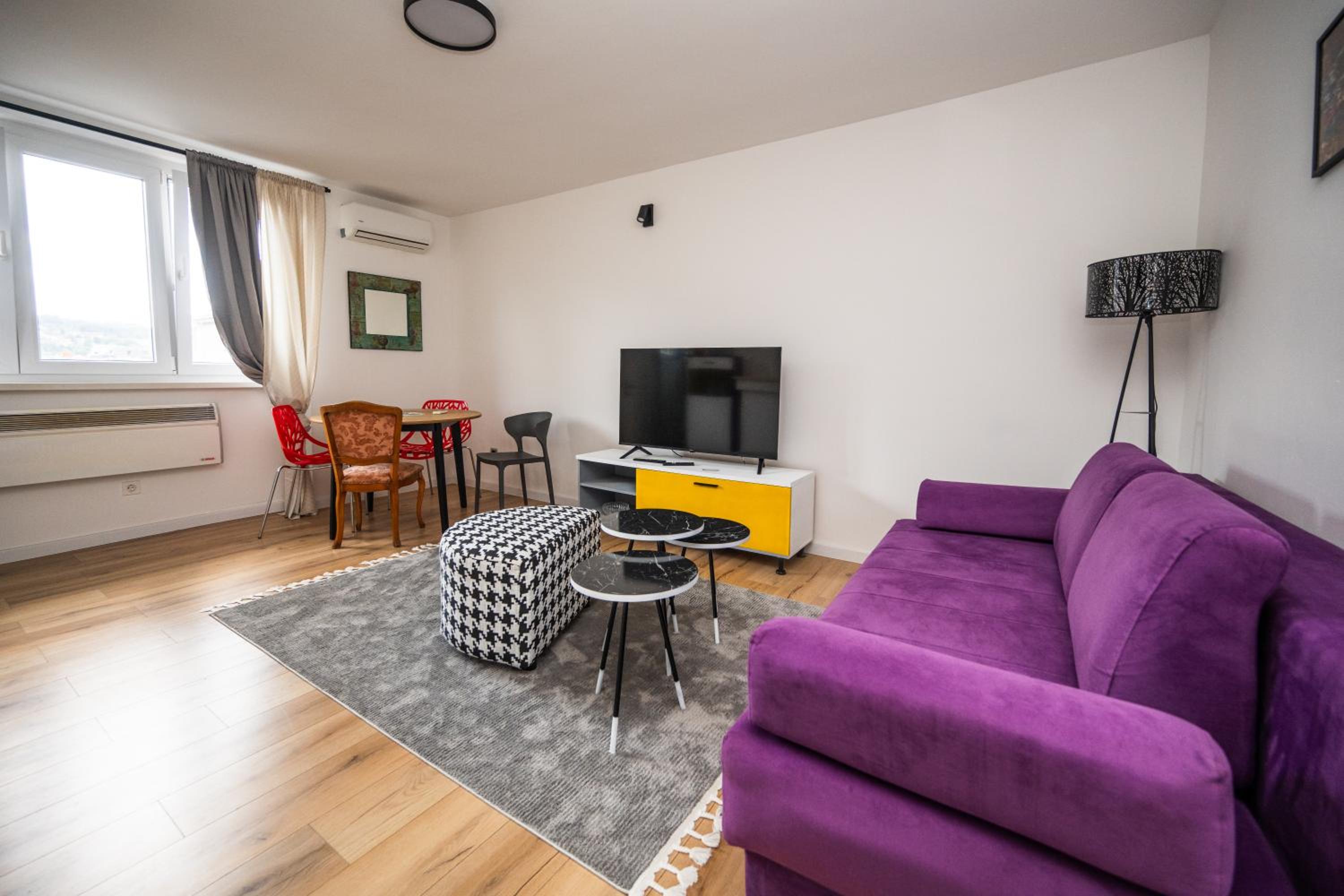 Bright and Colorful 1BDR Apartment in the City Center