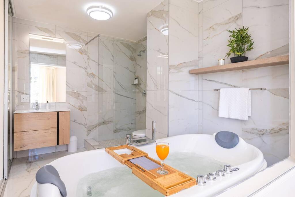 Beachfront apartment with Jacuzzi-Camps Bay view 2