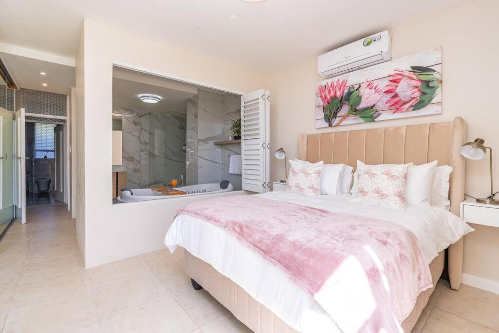 Beachfront apartment with Jacuzzi-Camps Bay view 5
