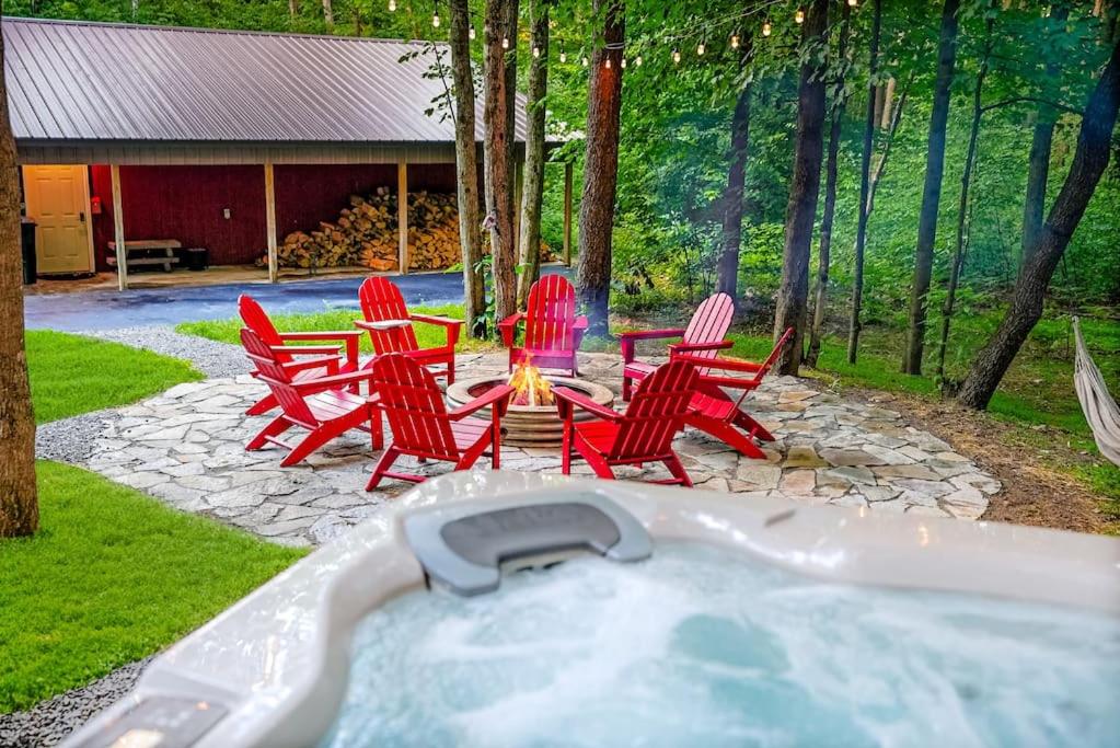 Chalet Getaway - Hot tub - Sauna - Firepit - Pool view 3