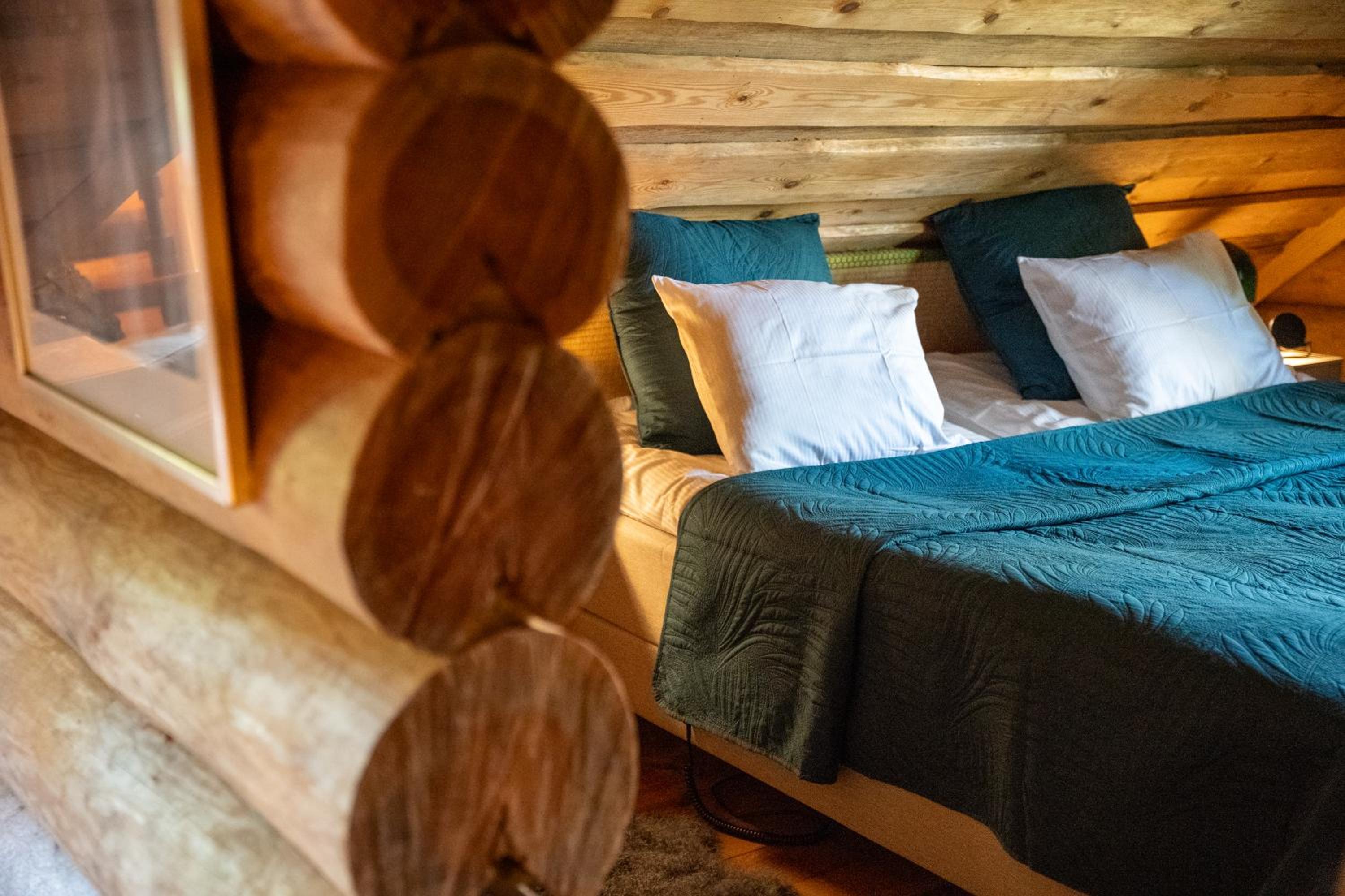 Mysig timmerhus i skogen med privat bastu nära sjön