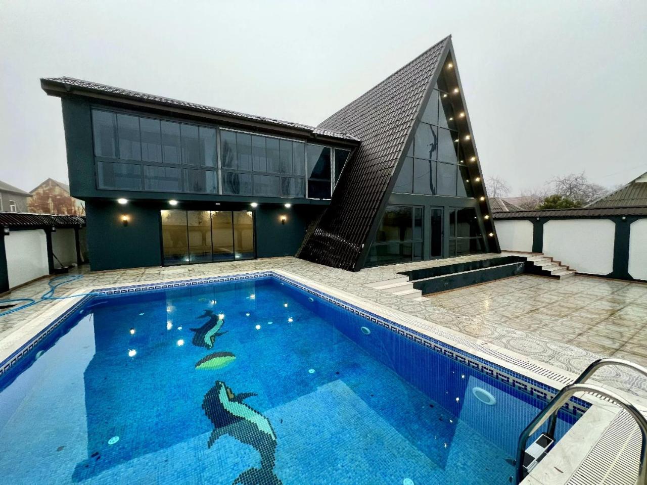 4 bedroom, 5 bathroom triangle