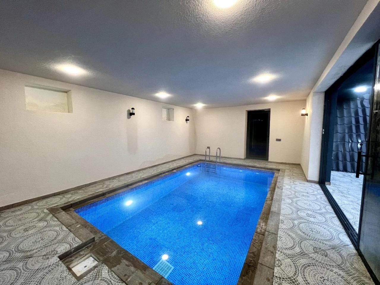 4 bedroom, 5 bathroom triangle
