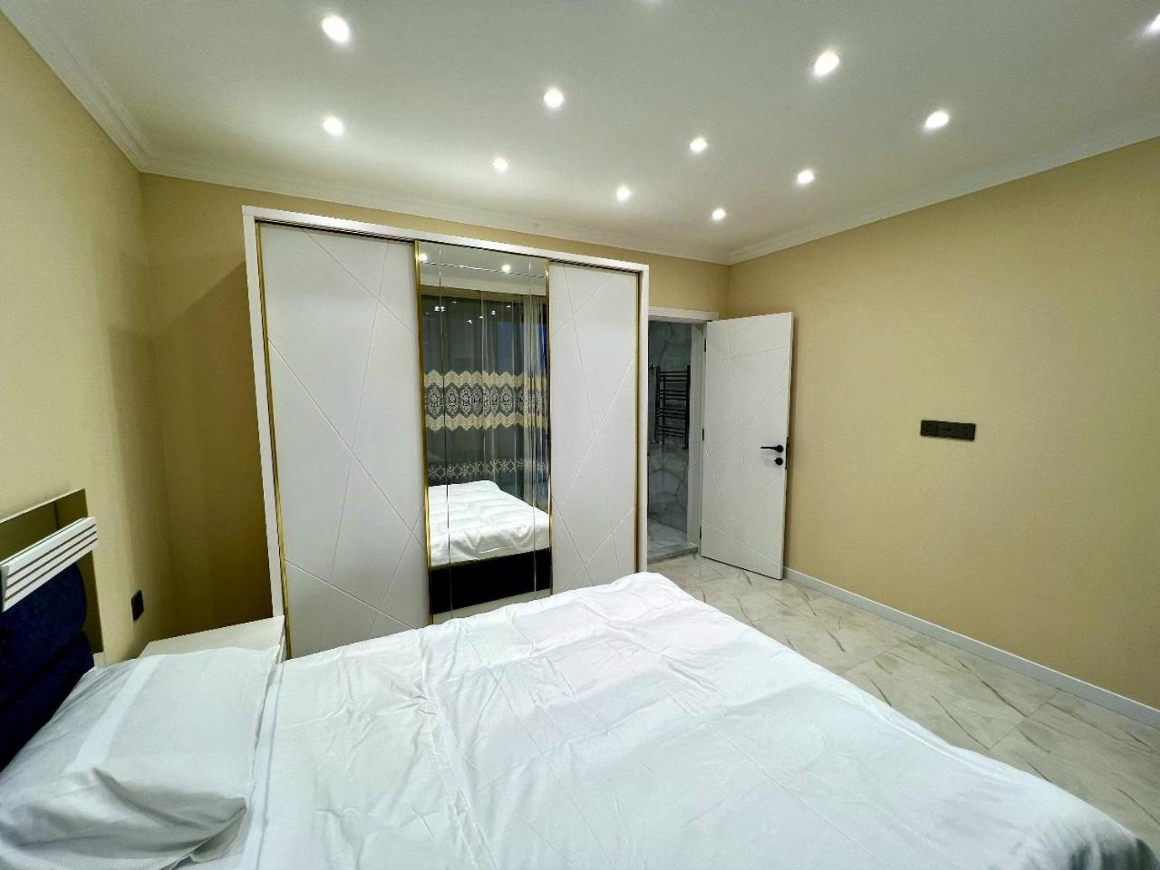 4 bedroom, 5 bathroom triangle