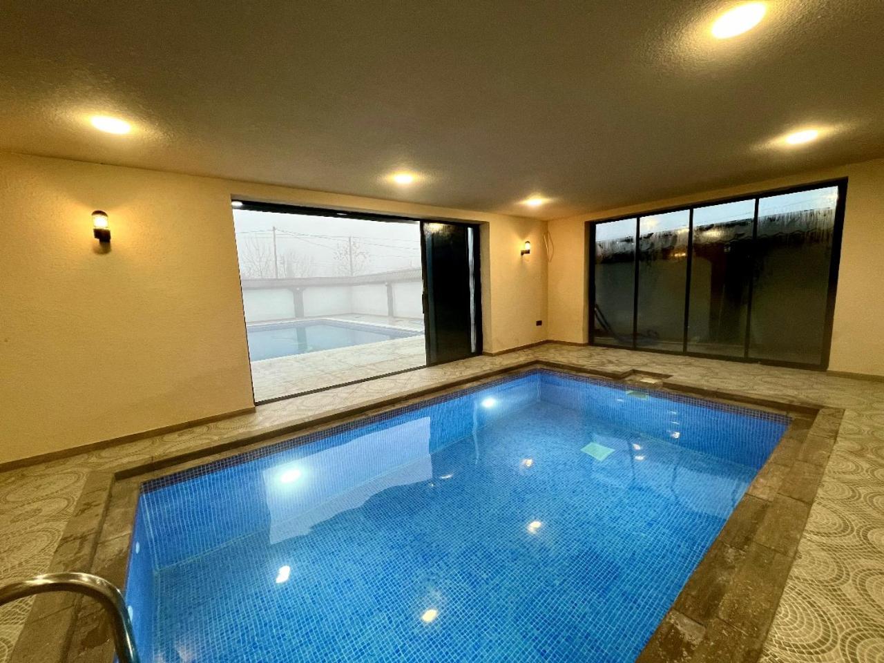 4 bedroom, 5 bathroom triangle