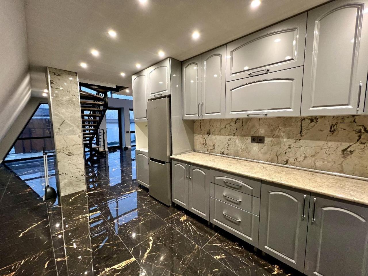 4 bedroom, 5 bathroom triangle