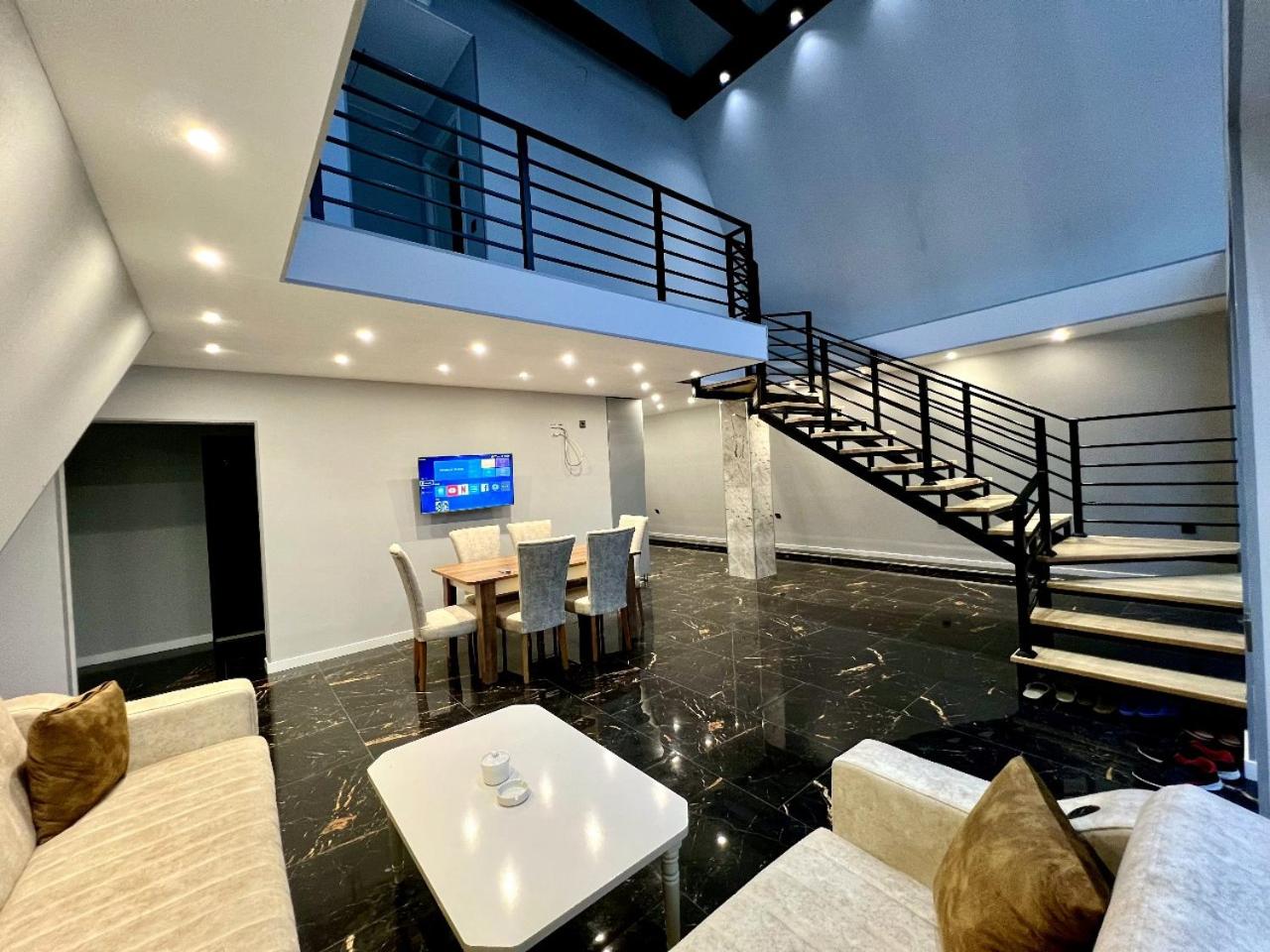 4 bedroom, 5 bathroom triangle