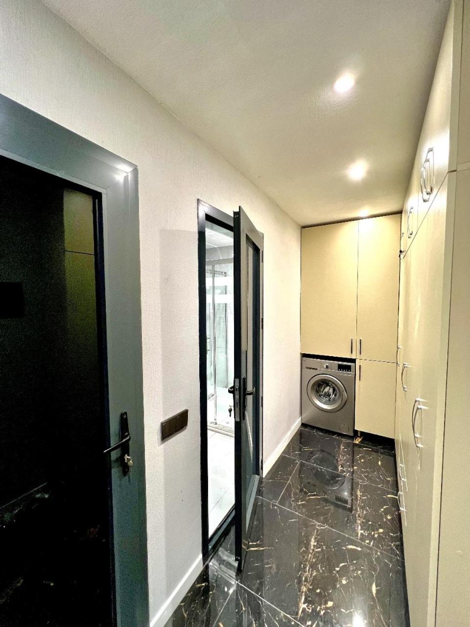 4 bedroom, 5 bathroom triangle