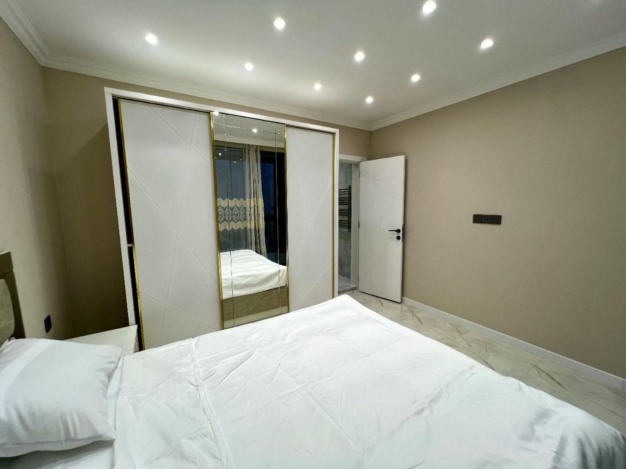 4 bedroom, 5 bathroom triangle
