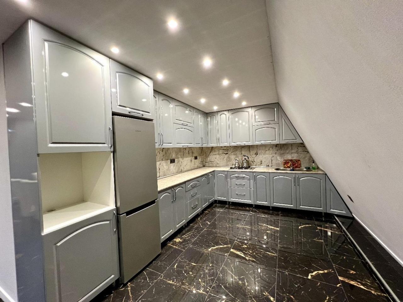 4 bedroom, 5 bathroom triangle