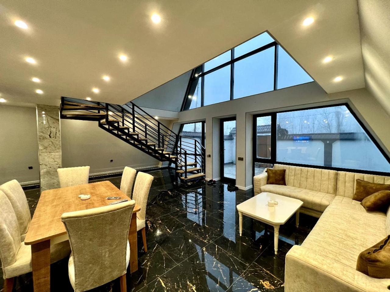 4 bedroom, 5 bathroom triangle