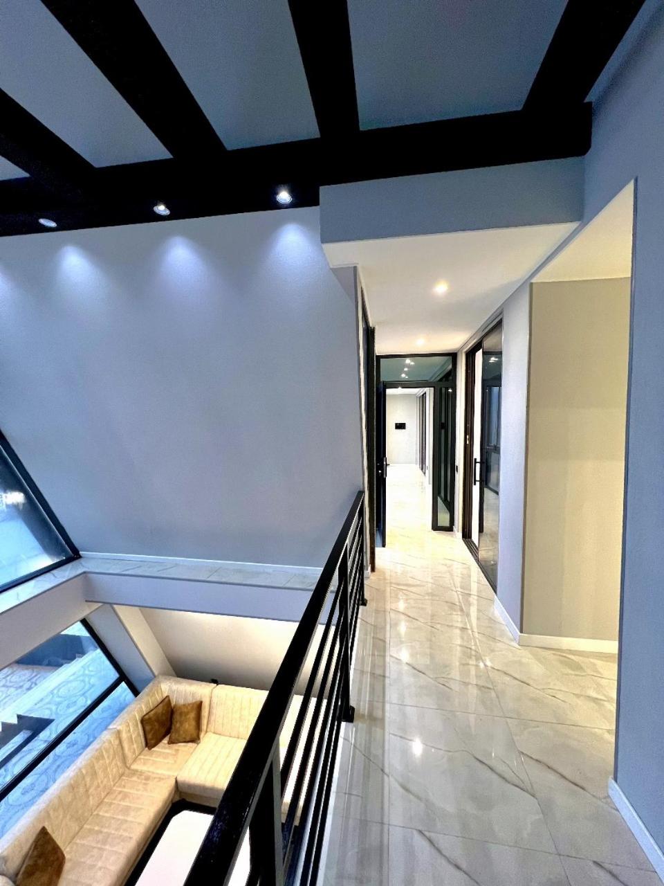 4 bedroom, 5 bathroom triangle