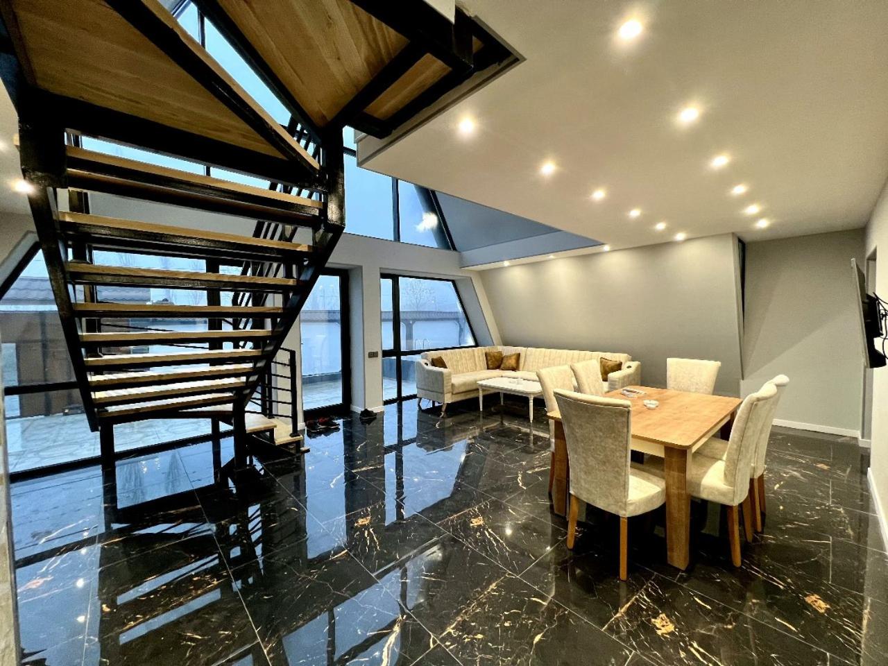 4 bedroom, 5 bathroom triangle