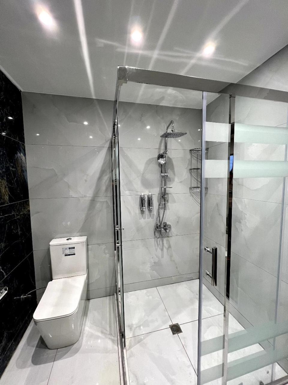 4 bedroom, 5 bathroom triangle