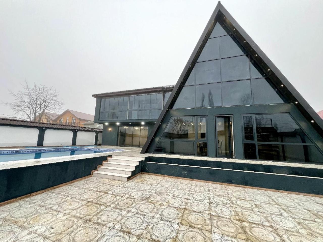 4 bedroom, 5 bathroom triangle