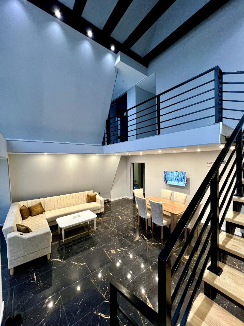 4 bedroom, 5 bathroom triangle