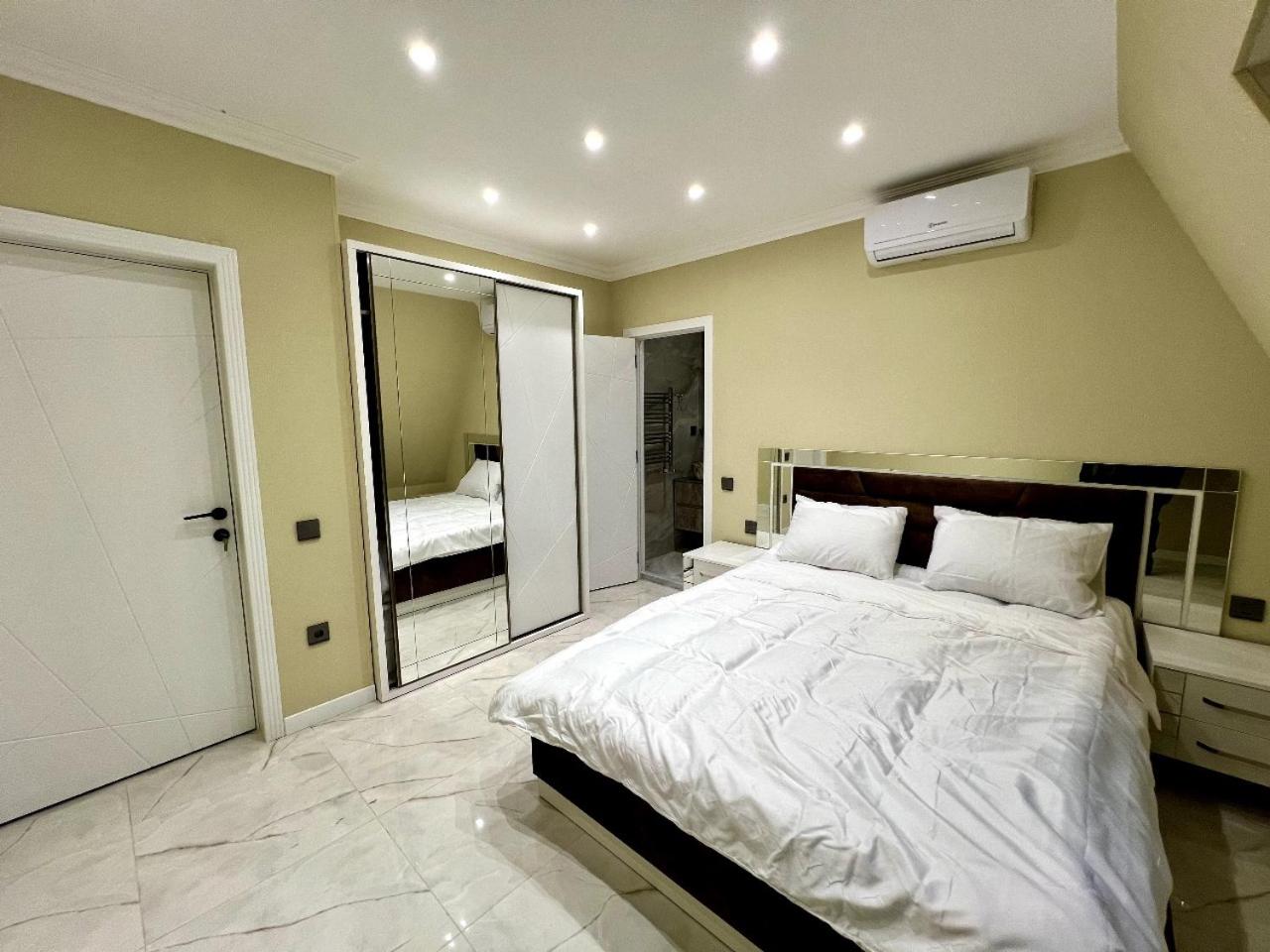 4 bedroom, 5 bathroom triangle