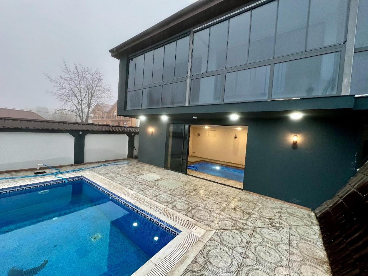4 bedroom, 5 bathroom triangle