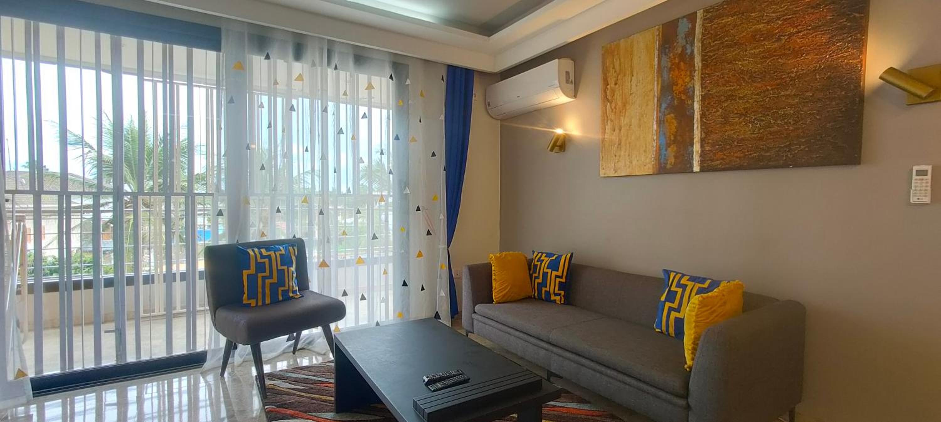 Chic and modern apart with parking and rooftop