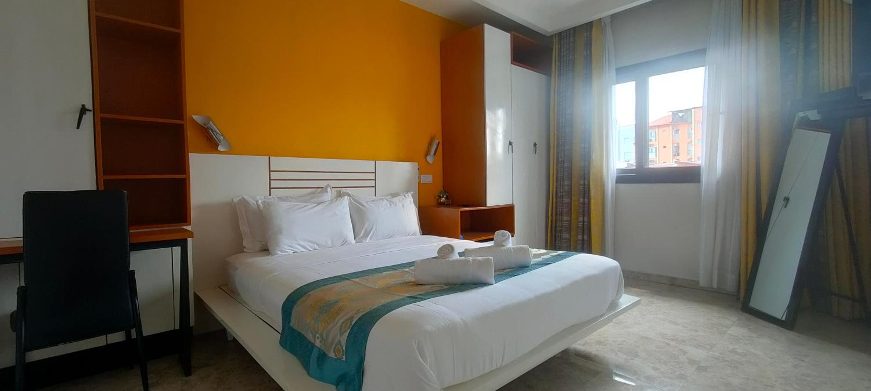 Chic and modern apart with parking and rooftop