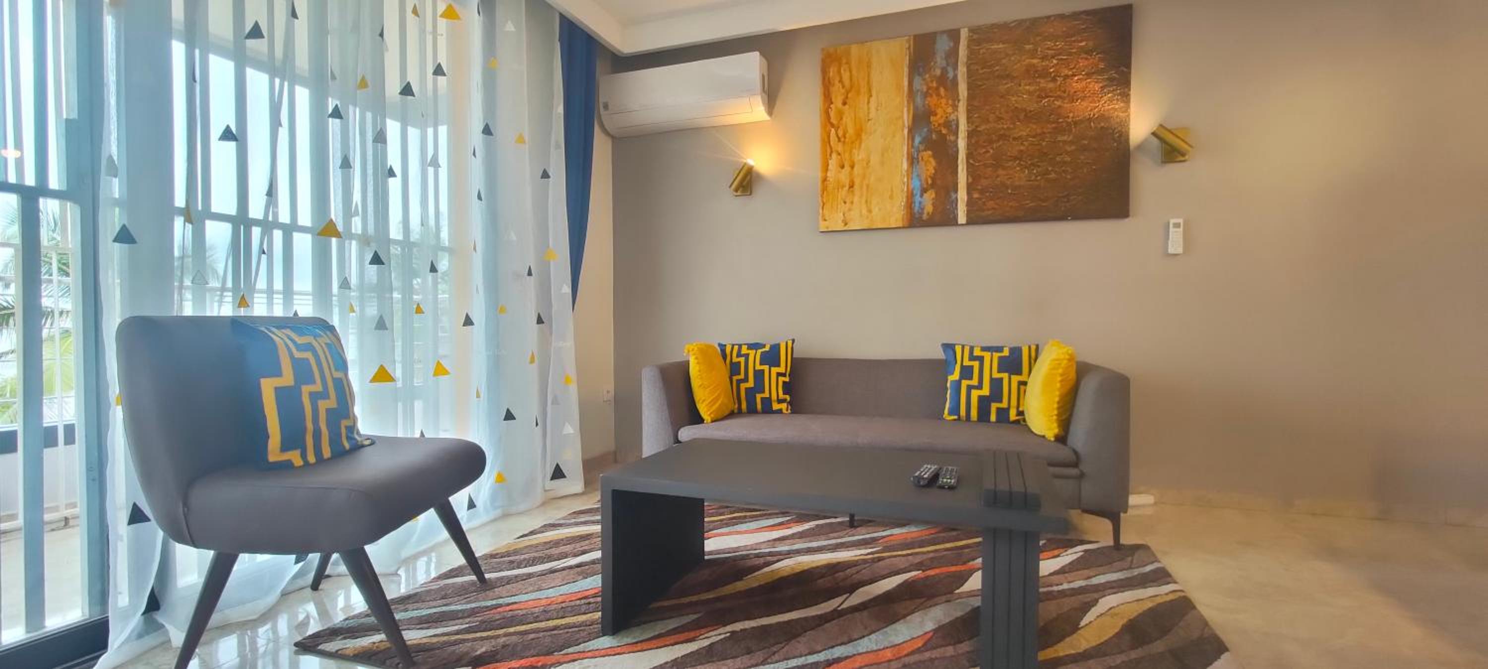 Chic and modern apart with parking and rooftop