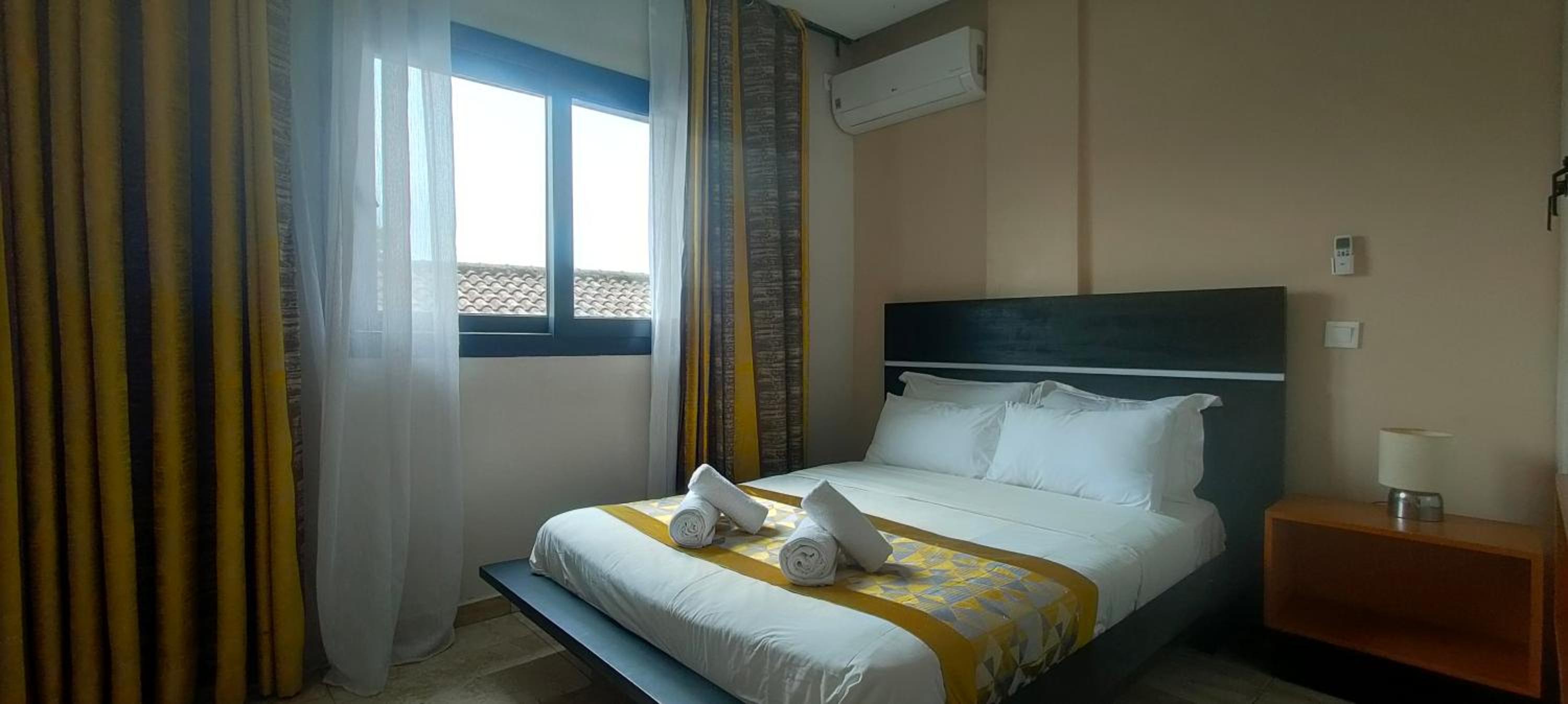 Chic and modern apart with parking and rooftop