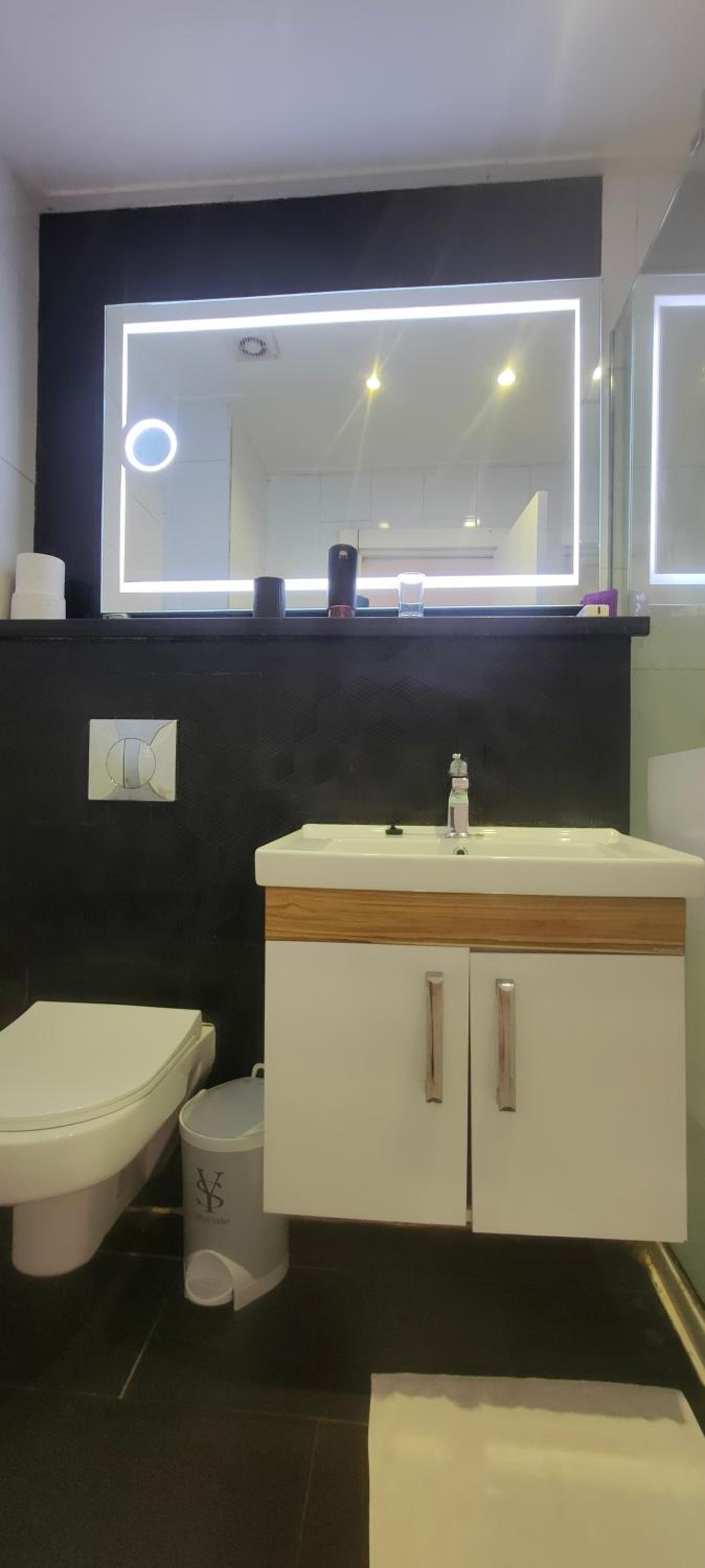 Chic and modern apart with parking and rooftop