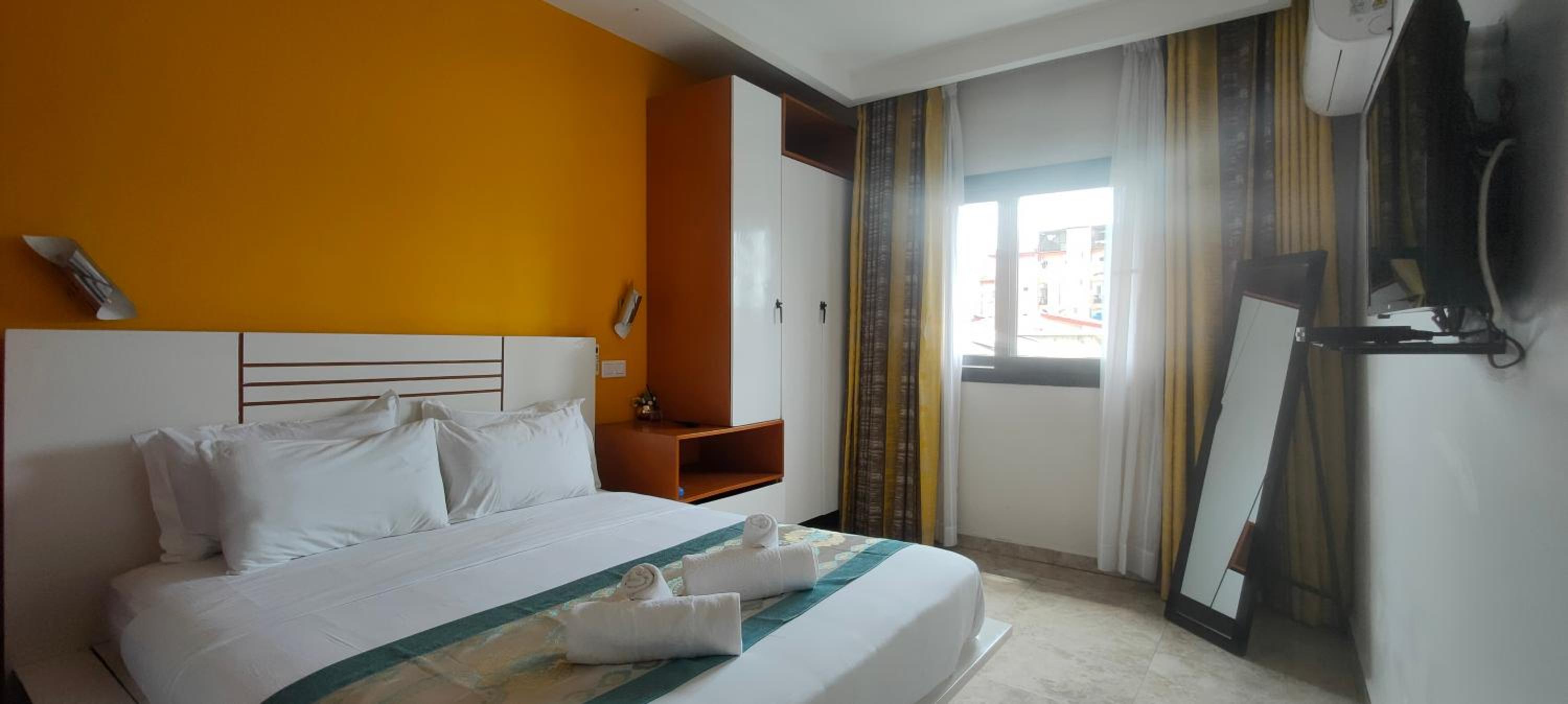 Chic and modern apart with parking and rooftop