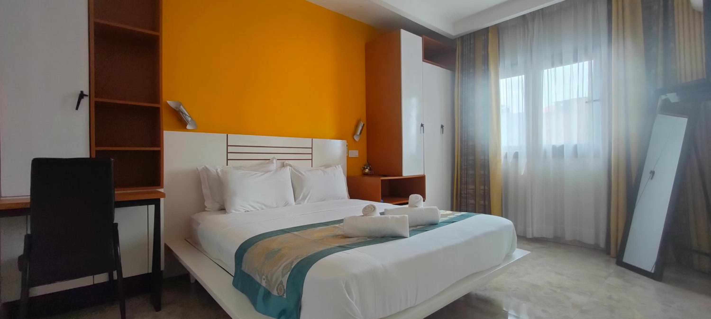 Chic and modern apart with parking and rooftop