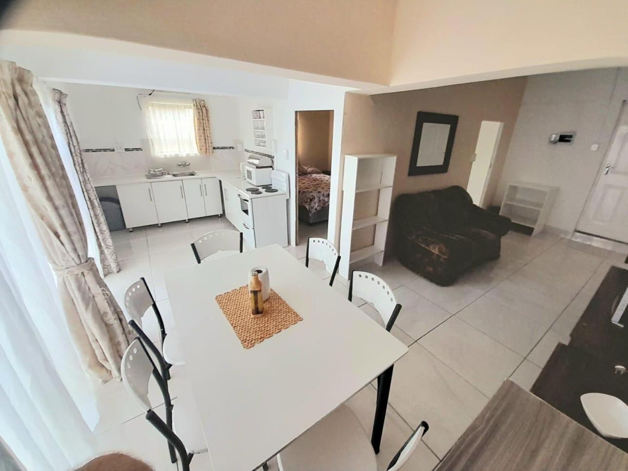 1 Bed Flat - Sleeps 2 - Parking - Wifi view 5
