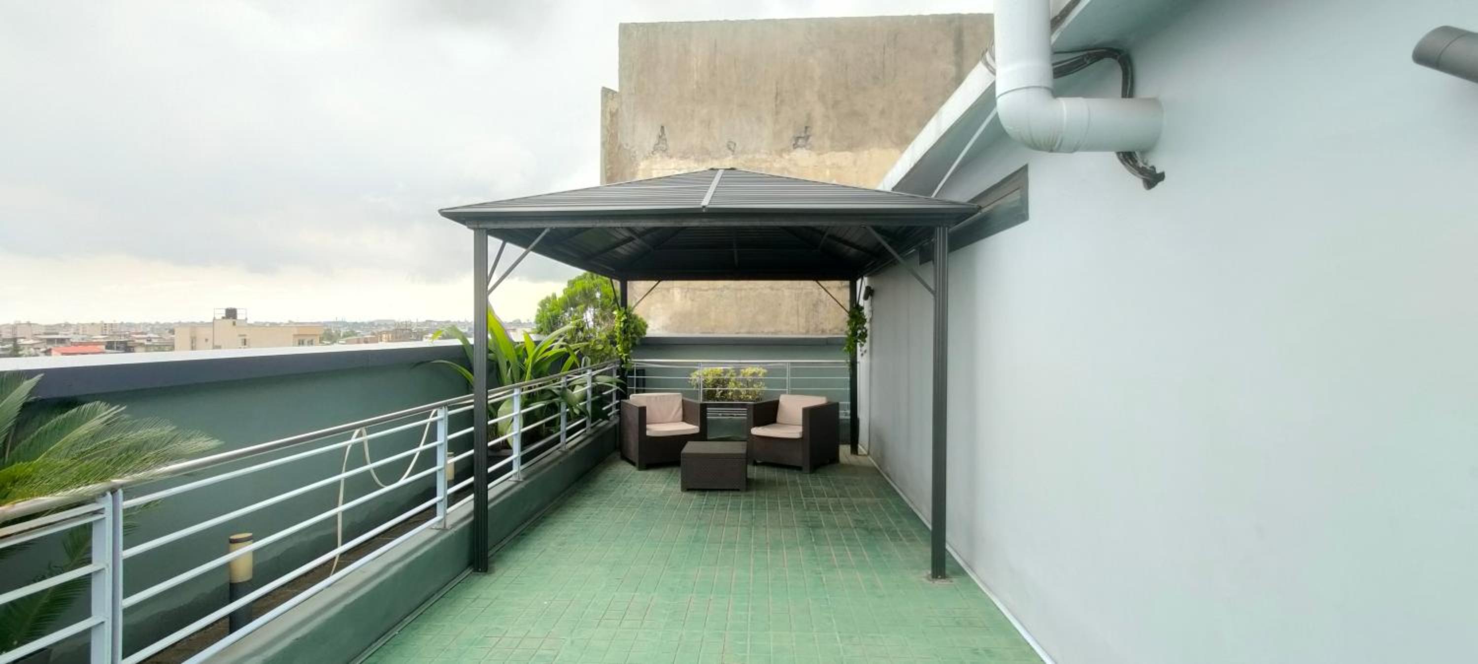 Chic and modern apart with parking and rooftop
