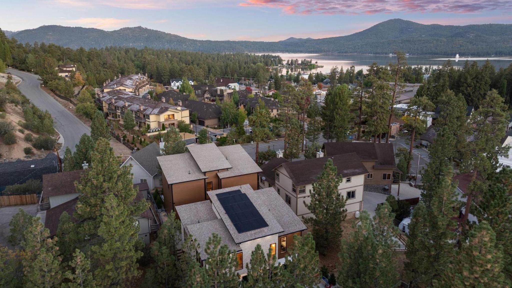 Lakeview Manor - Lakeview & Walk to Lake/Village view 5